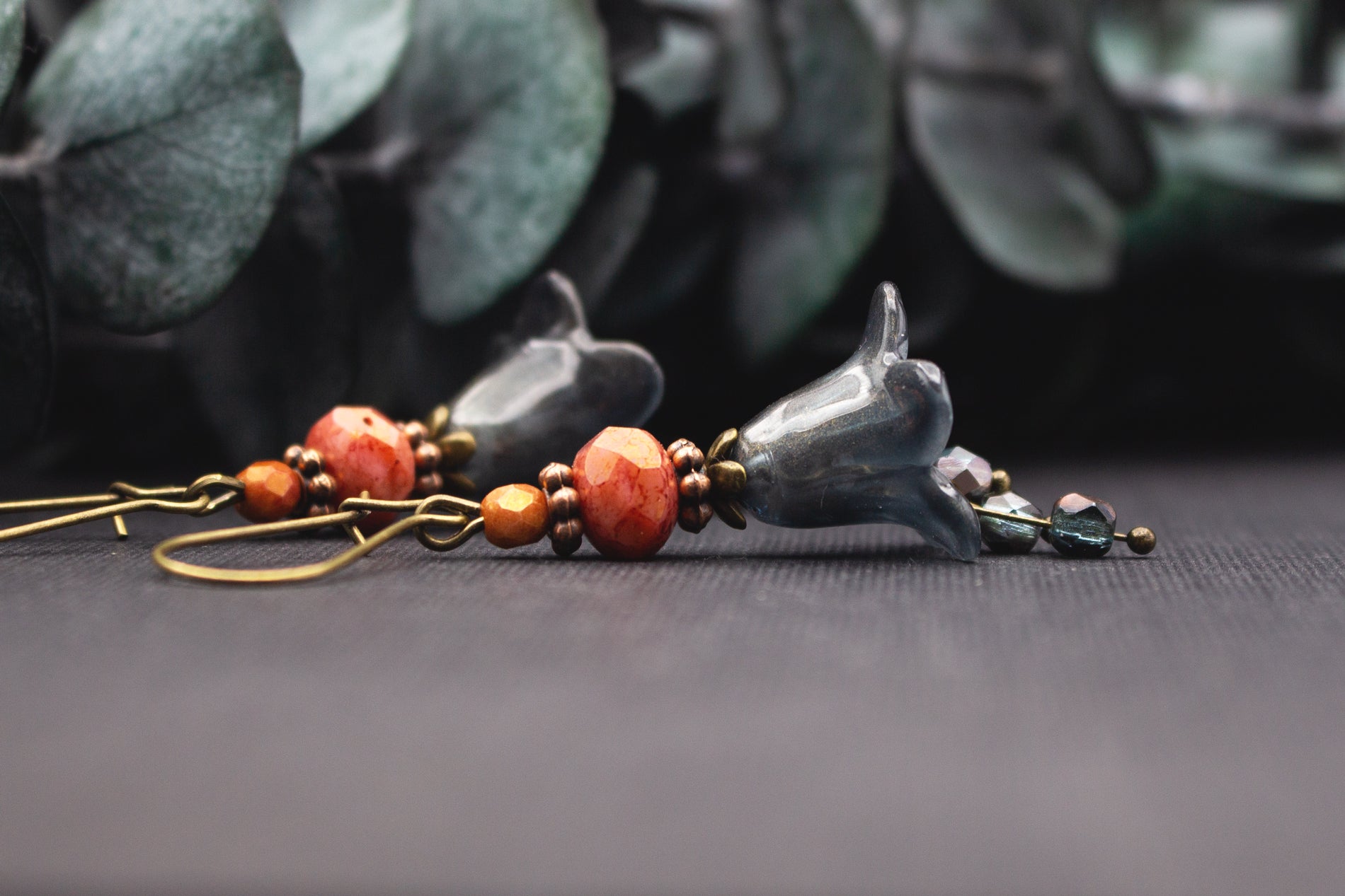 Ohrringe aus Glas und handbemalten Blüten in Grau und Altrosa mit warmen Bronzetönen