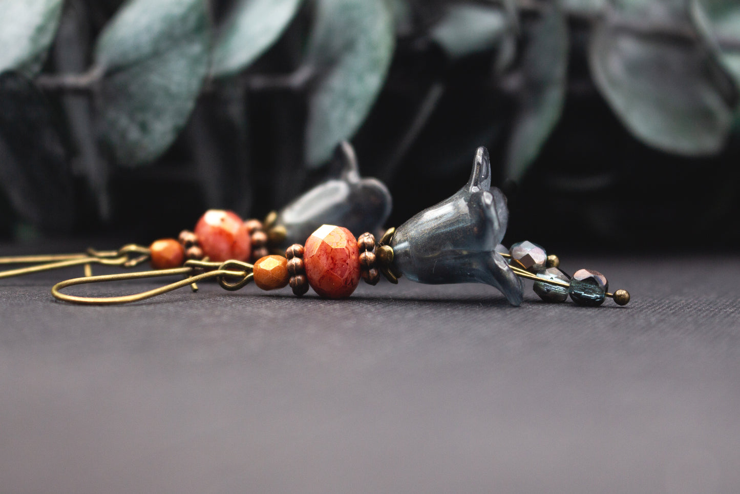 Handbemalte Blütenohrringe in Grau mit altrosafarbenen Glasperlen und antik-bronzenem Metall