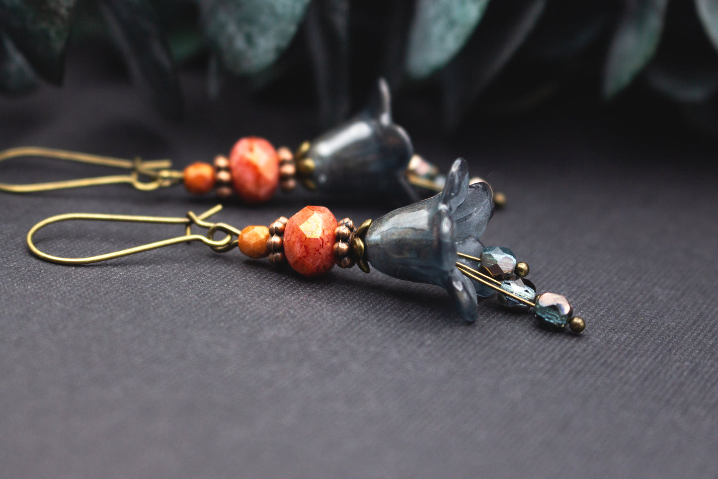 Ohrringe mit handbemalten grauen Blüten, Glasperlen in Altrosa und Graublau sowie Metallelementen in Antik-Bronze, eleganter Ohrschmuck