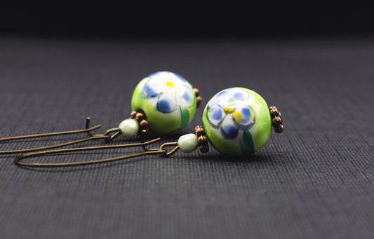 Ohrringe Hellgrün Blau mit Keramikperlen – verspielter Vintage Schmuck