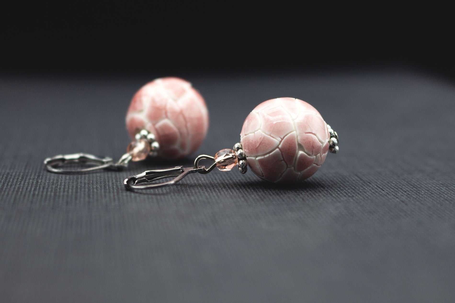 Detailansicht rosa Keramikohrringe mit Mosaik-Muster und Glasperlen in Apricot
