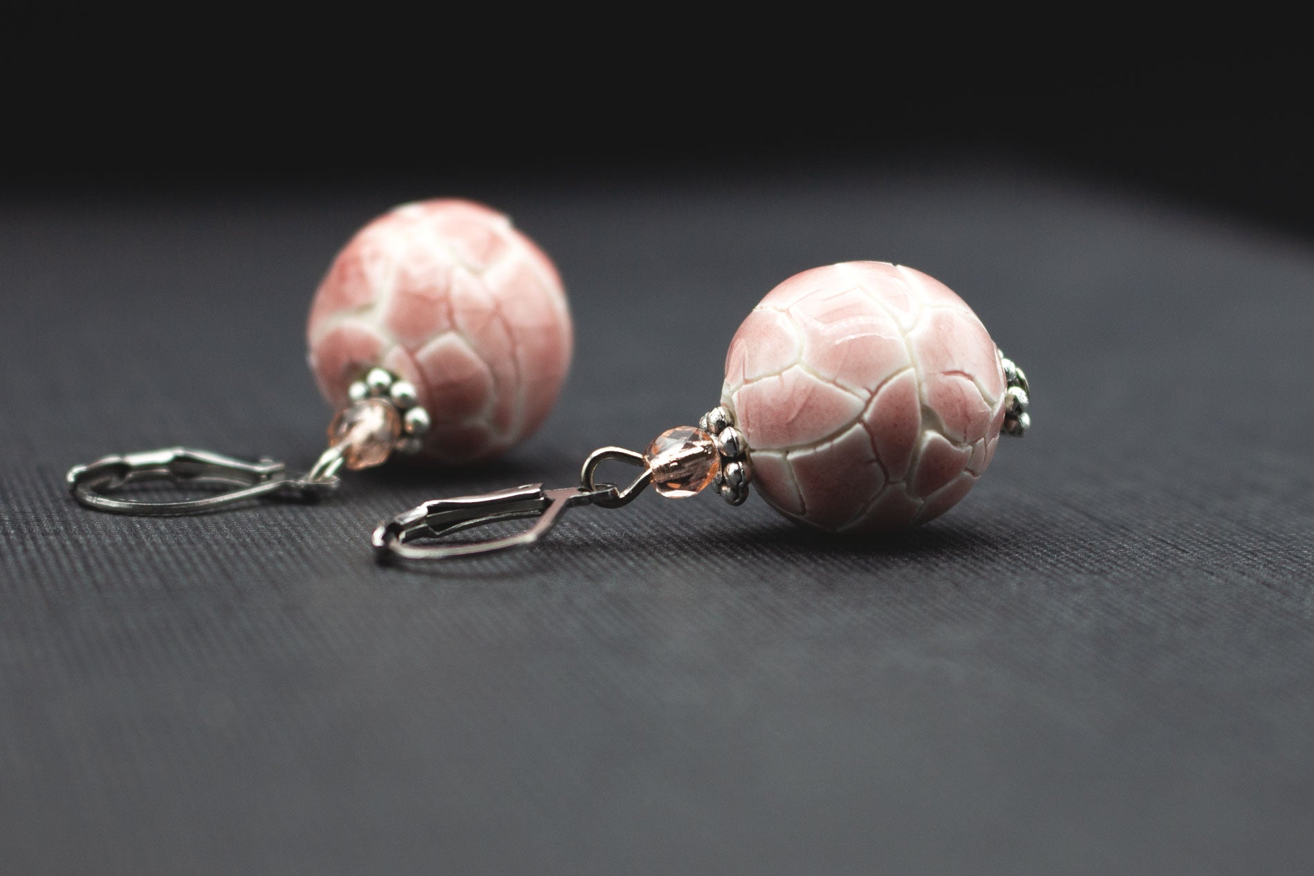 Elegante Mosaik-Keramikohrringe in Rosa mit Apricot Glasperlen