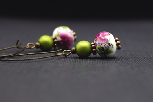 Ohrringe mit Keramikperlen im Blütenmuster und grünen Perlen – romantischer Vintage-Schmuck