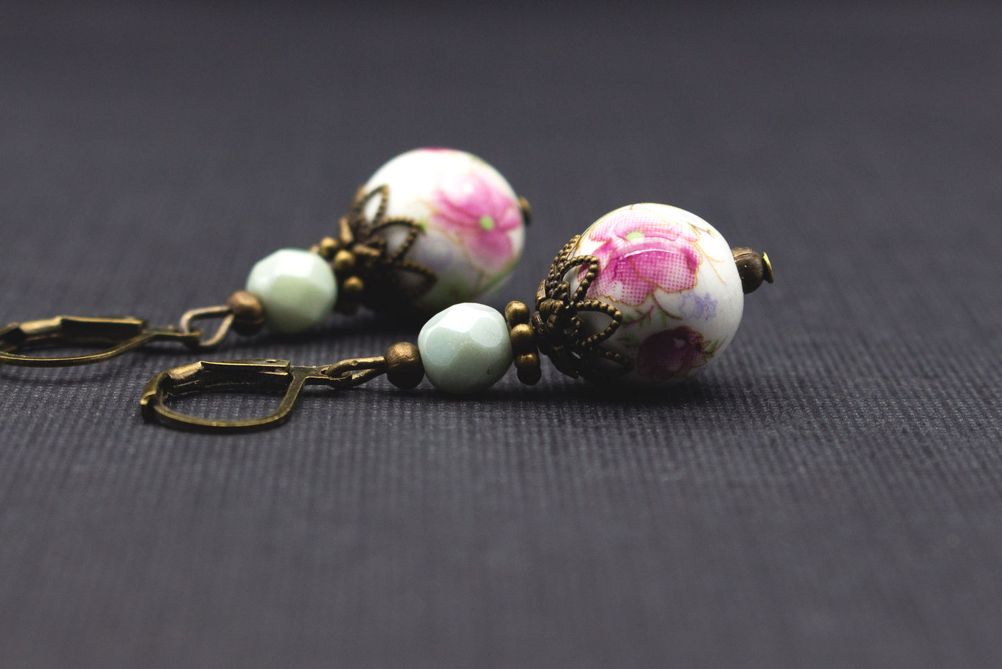 Ohrringe Keramikperlen Blumendesign mit Glasperlen Mint – romantischer Schmuck Vintage
