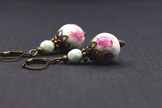 Ohrringe Keramikperlen Blumendesign mit Glasperlen Mint – romantischer Schmuck Vintage