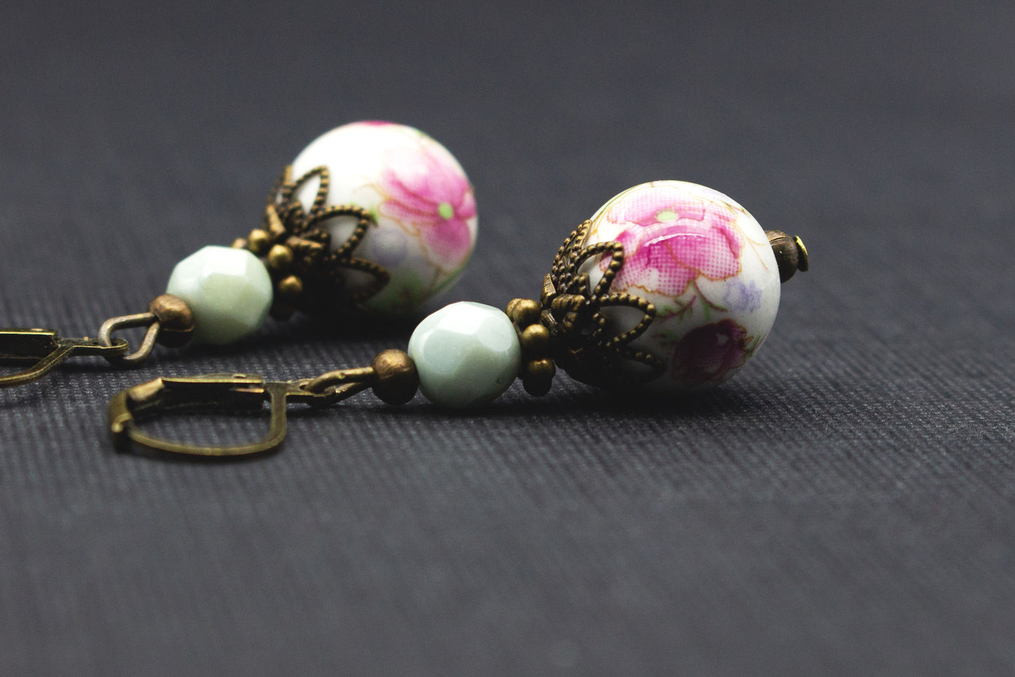 Florale Ohrringe mit Keramikperlen Weiß Mint – Ohrschmuck verspielt und edel