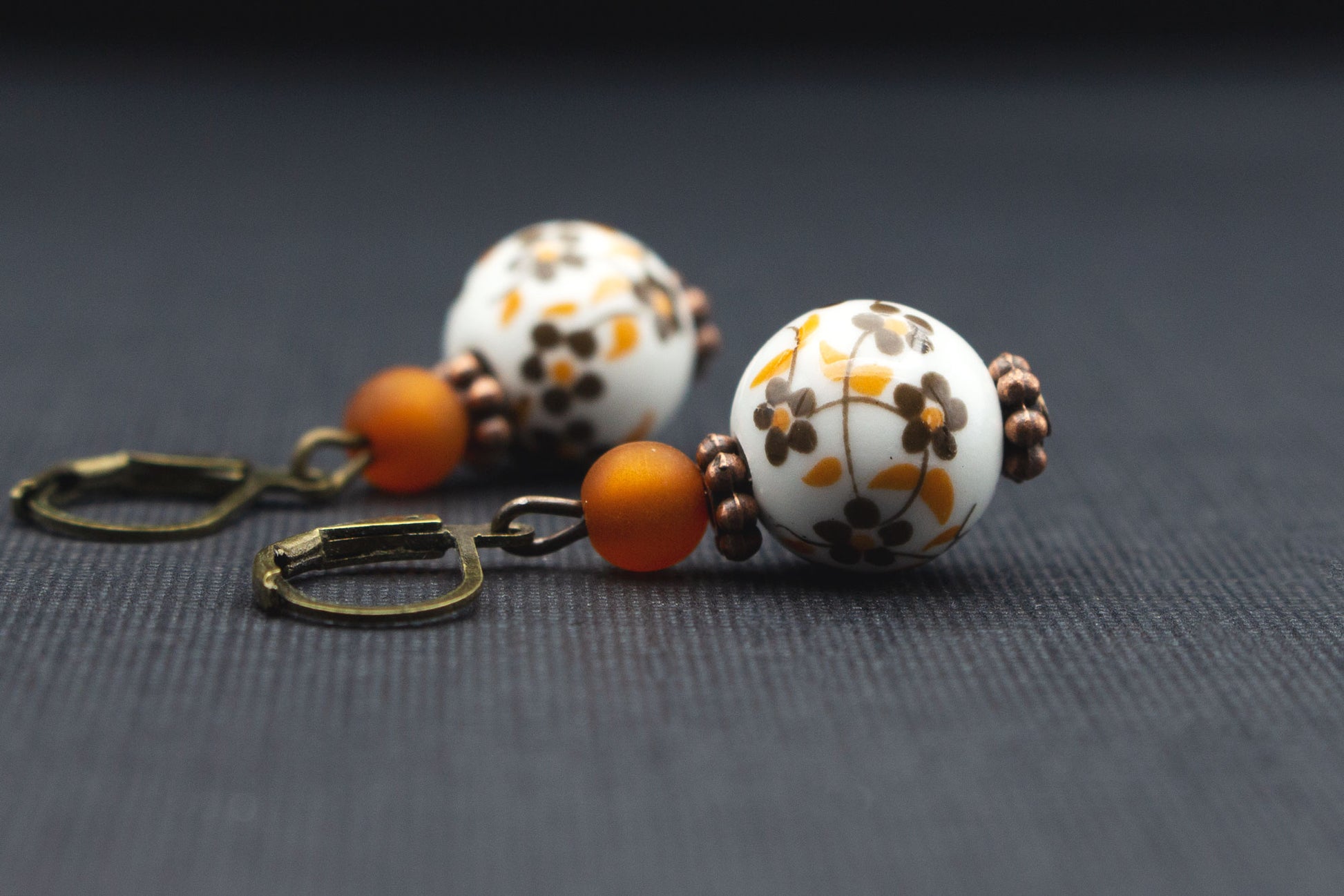 Ohrringe mit Keramikperlen und Kirschblüten in Braun und Orange – eleganter Ohrschmuck
