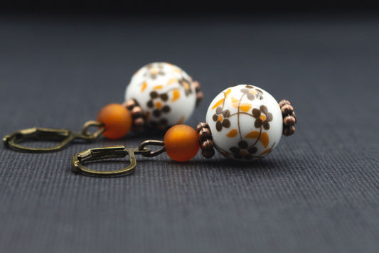 Ohrringe mit Keramikperlen und Kirschblüten in Braun und Orange – eleganter Ohrschmuck
