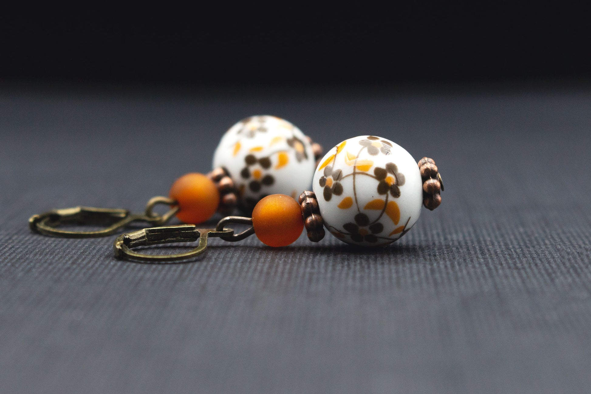 Eleganter Ohrschmuck – Ohrringe mit Keramikperlen und Kirschblütenmotiv
