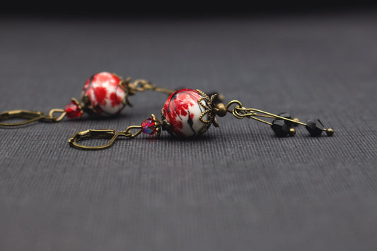 Ohrringe mit Keramikperlen in Rot und Weiß im asiatischen Stil – eleganter Schmuck