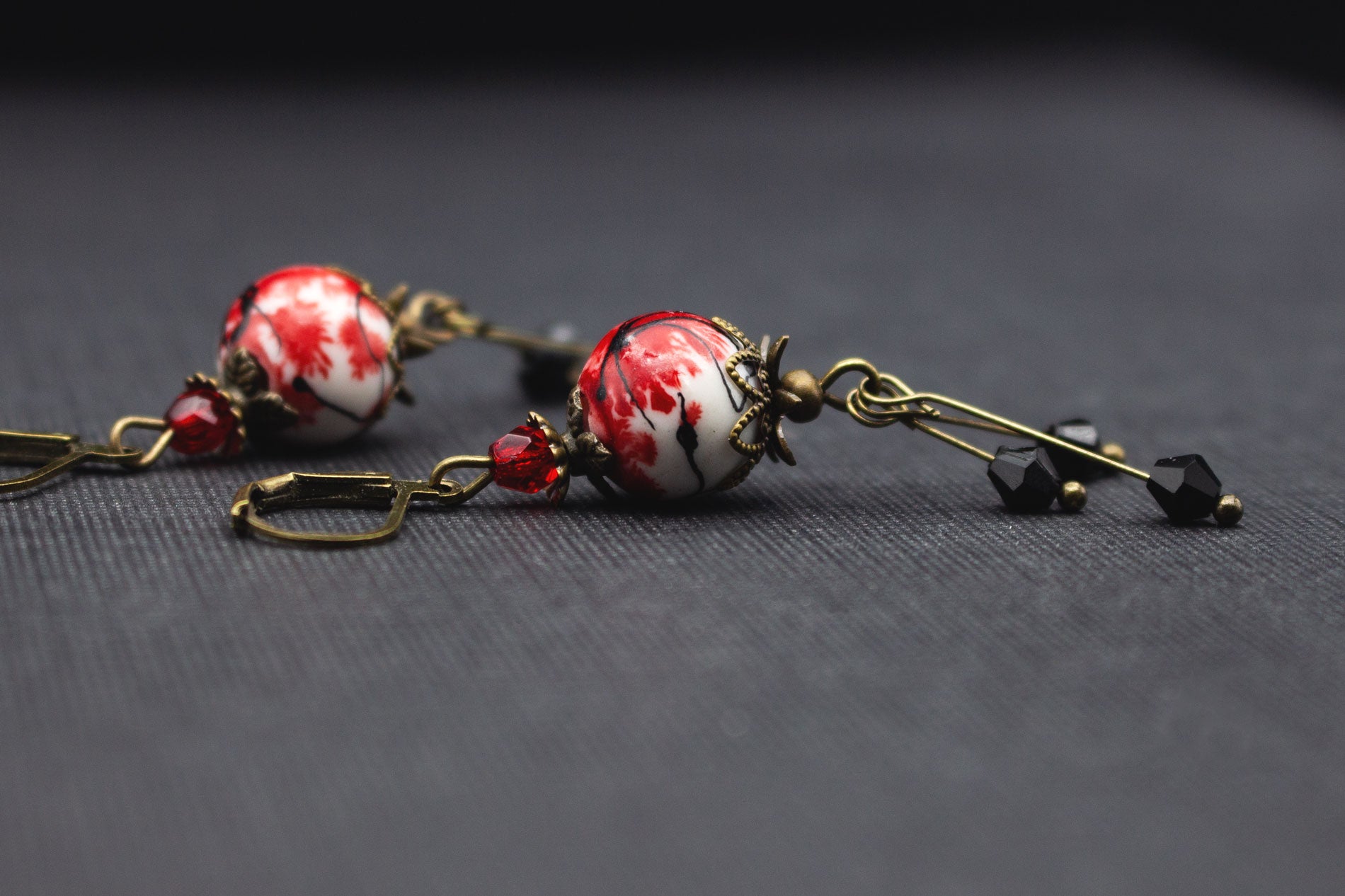 Elegante Ohrringe mit Keramikperlen in Rot und Weiß, asiatisch inspiriertes Schmuckdesign
