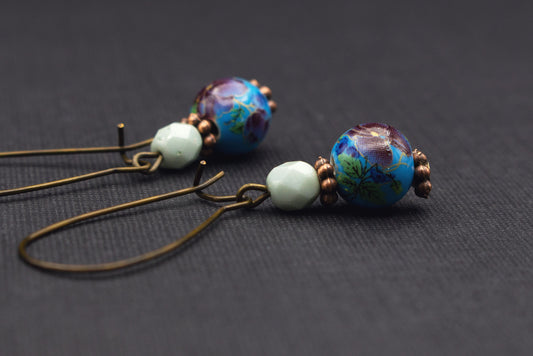 Ohrringe mit Kirschblütenmotiv in Blau, Lila und Mint – Vorderansicht