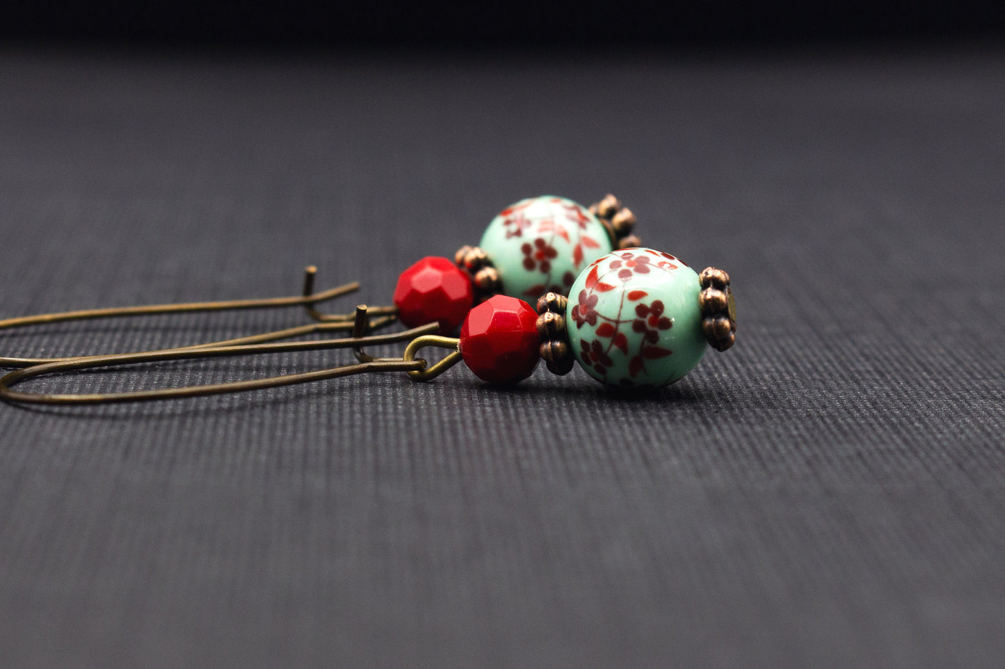 Ohrringe mit Kirschblüten und Porzellanperlen in Mintgrün und Rot – romantischer Vintage Schmuck