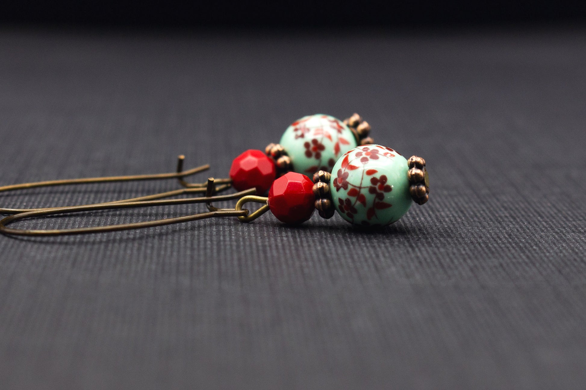 Ohrringe mit Kirschblüten und Porzellanperlen in Mintgrün und Rot – romantischer Vintage Schmuck