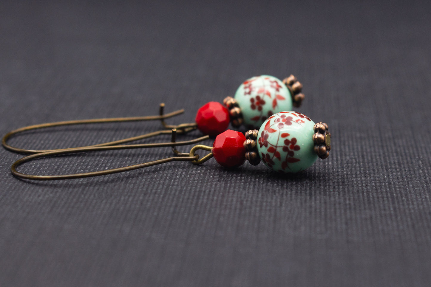 Romantische Vintage Ohrringe mit Kirschblüten-Design, Mintgrün und Rot