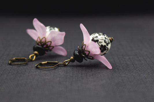 Ohrringe mit rosa Kirschblüten und schwarz-weißen Keramikperlen – romantischer Vintage-Schmuck