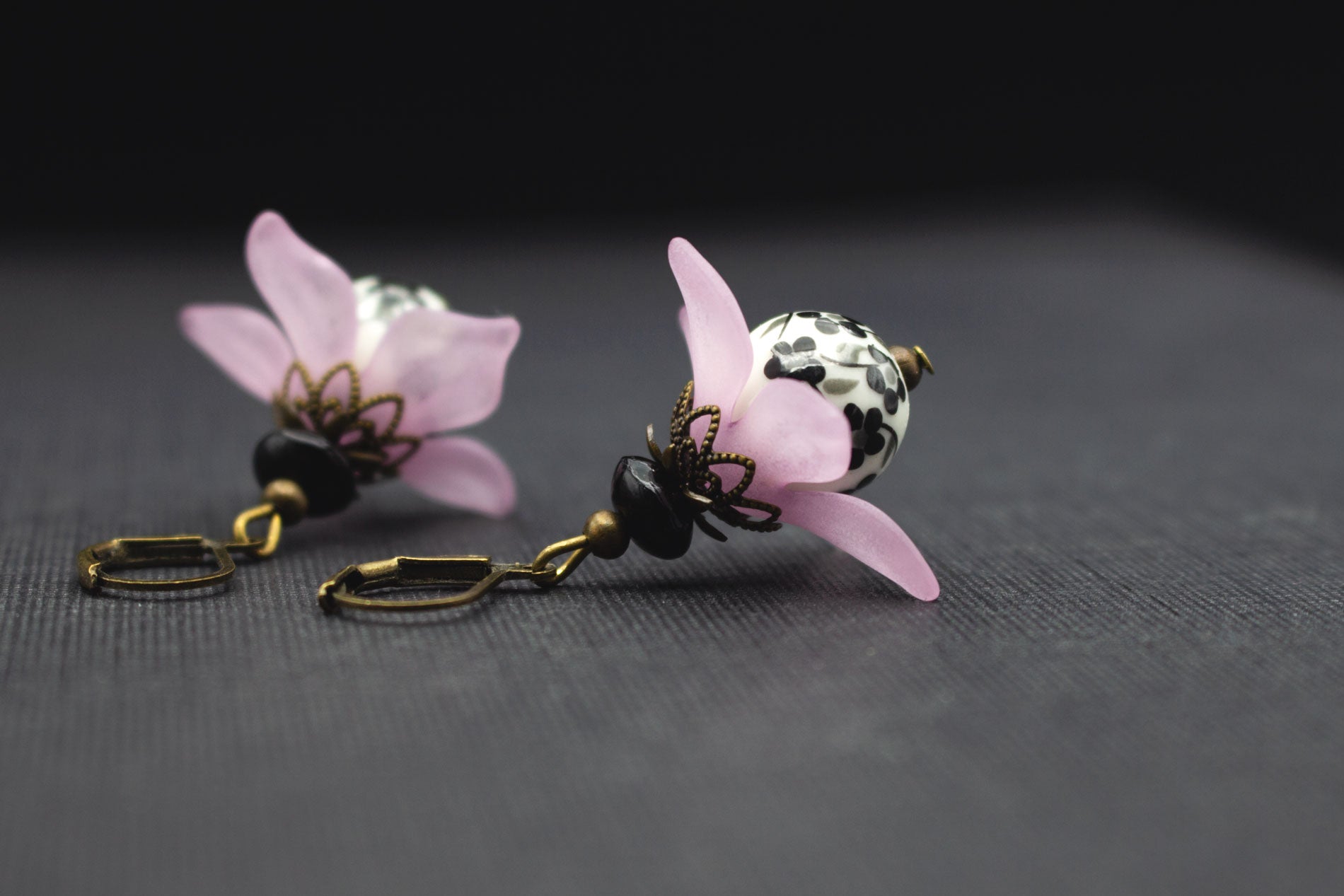 Romantische Kirschblüten-Ohrringe mit rosa Blüten, schwarzen Glasperlen und Keramikperlen