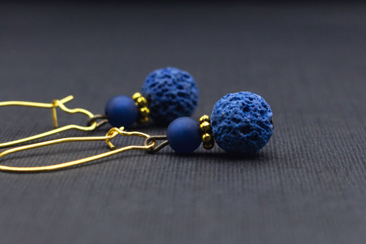 Dunkelblaue Lavaperlen-Ohrringe mit goldfarbener Schlaufe – moderner Schmuck