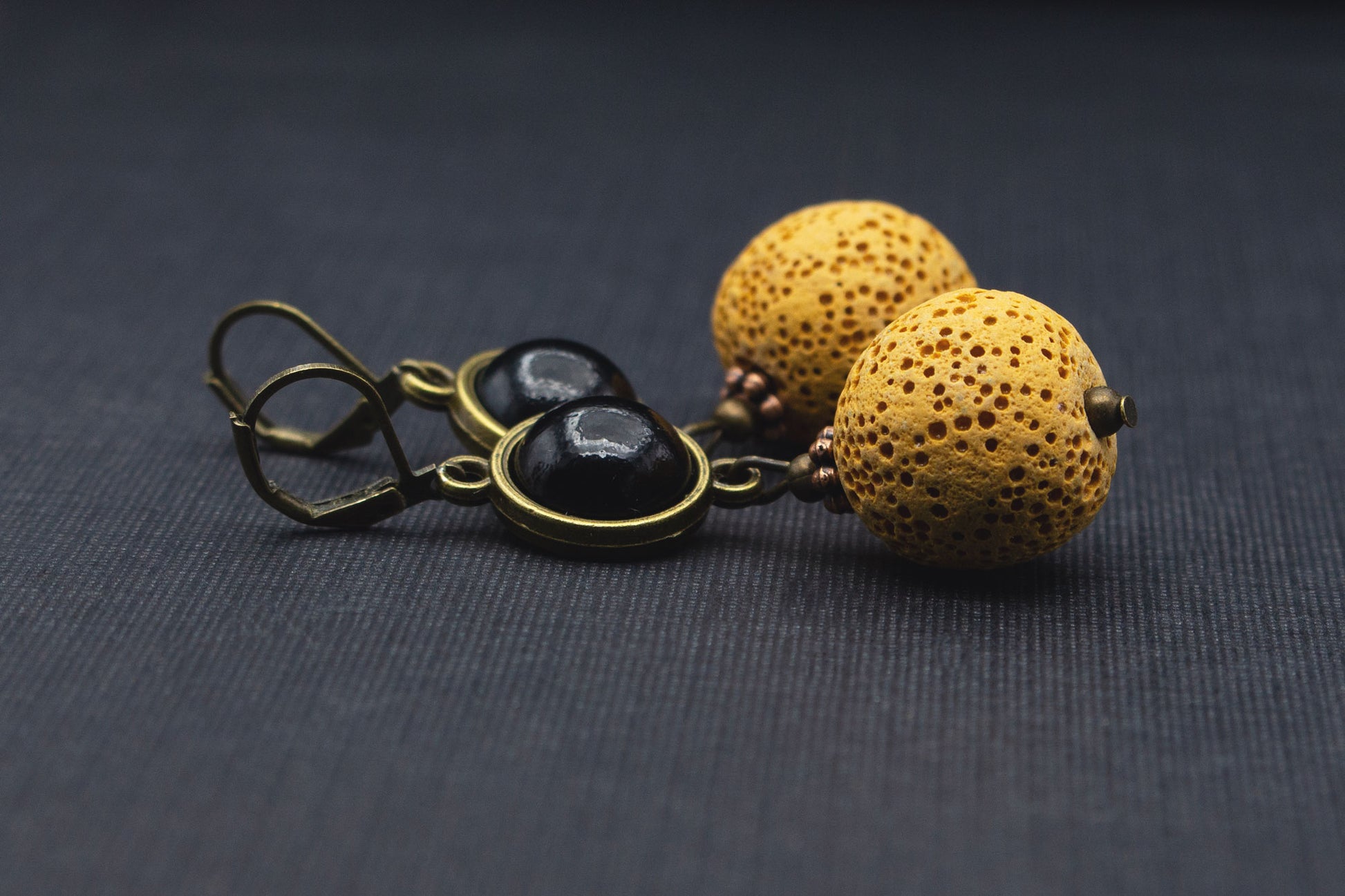 Gelbe Lavaperlen-Ohrringe mit schwarzen Cabochon-Steinen im Vintage-Stil