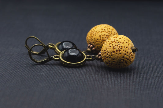 Gelbe Lavaperlen-Ohrringe mit schwarzen Cabochon-Steinen im Vintage-Stil