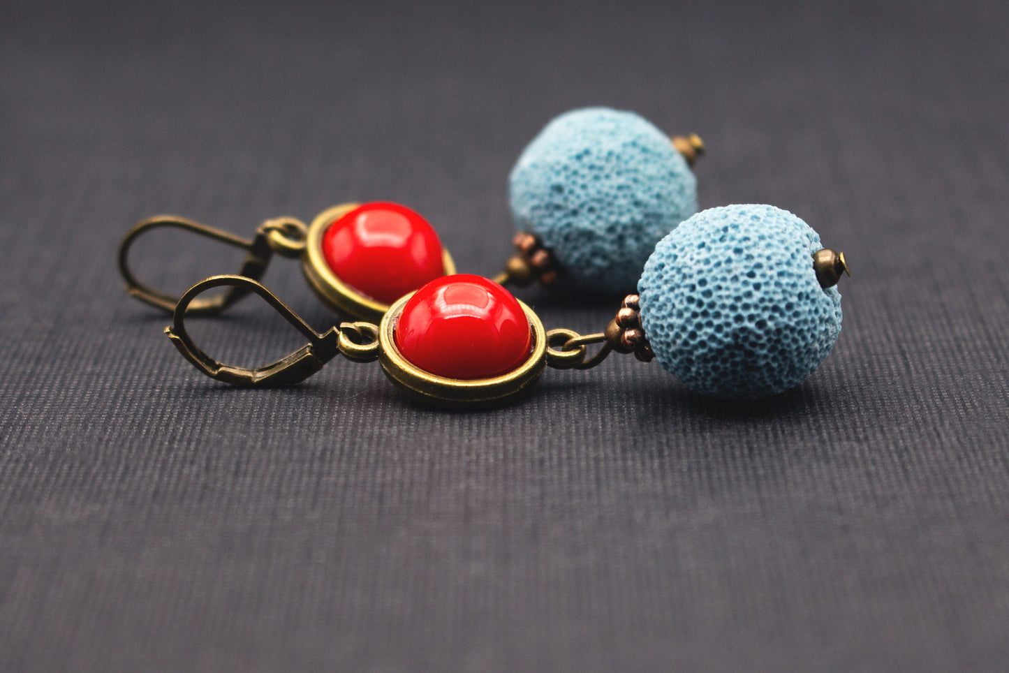 Ohrringe mit hellblauen Lavaperlen und roten Cabochon-Perlen – auffälliger Schmuck