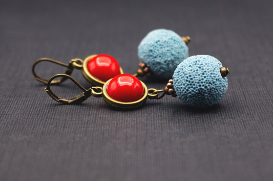 Ohrringe mit hellblauen Lavaperlen und roten Cabochon-Perlen – auffälliger Schmuck