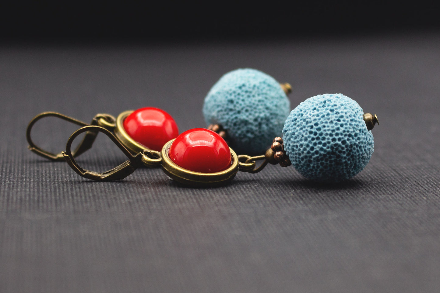 Handgefertigte Ohrringe mit hellblauen Lava-Perlen und roten Cabochon-Perlen