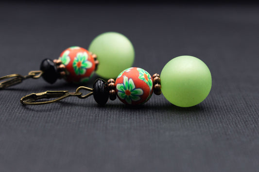 Lindgrüne Ohrringe mit roten und schwarzen Perlen – Vintage-Blumenschmuck