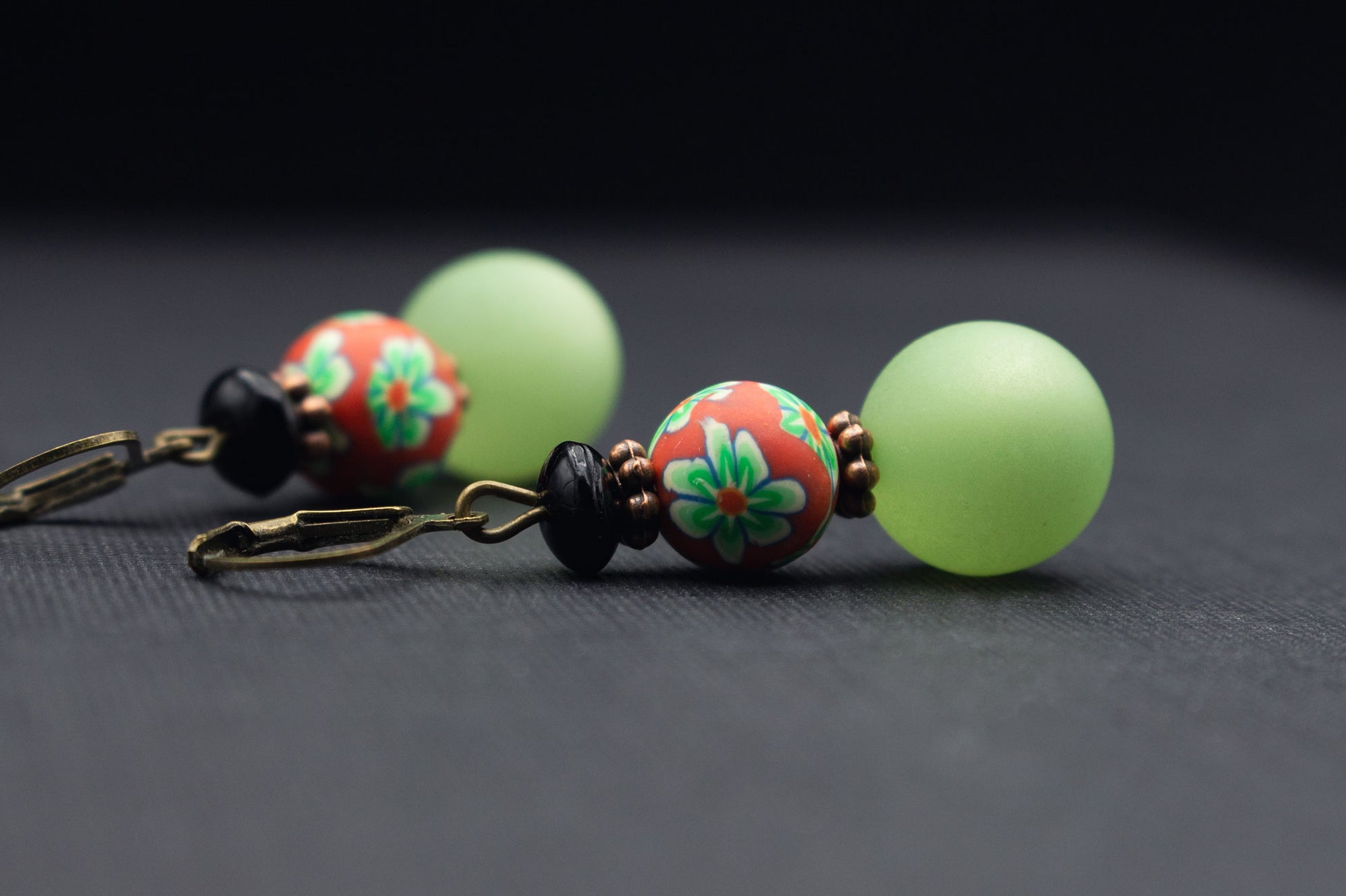 Perlenohrringe in Lindgrün, Rot und Schwarz – eleganter Schmuck im Vintage-Stil