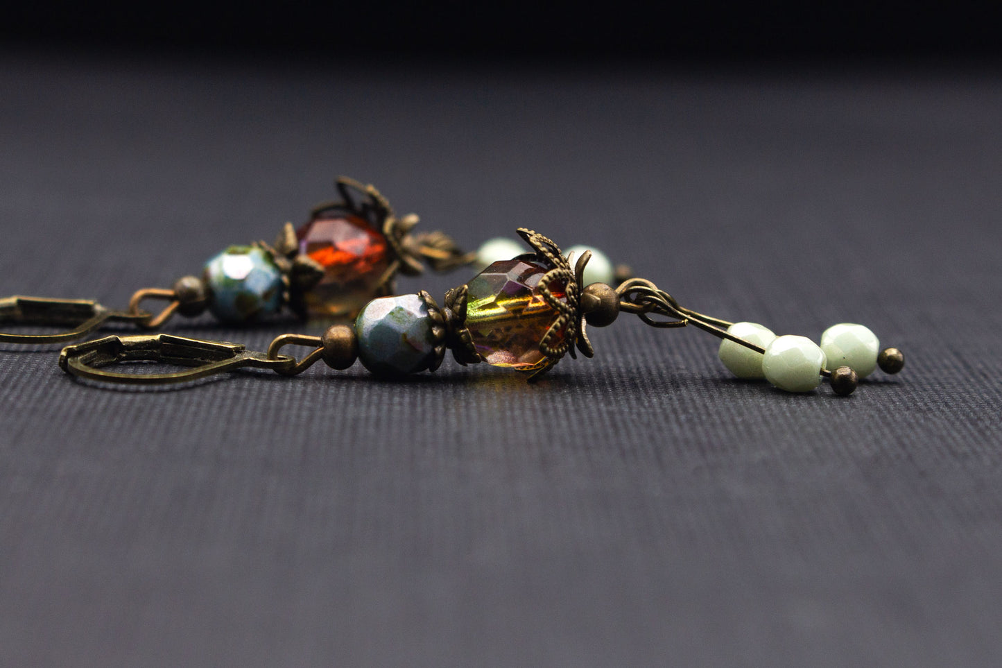 Ohrringe mit Glasperlen in Lindgrün und Rot – eleganter Vintage Schmuck