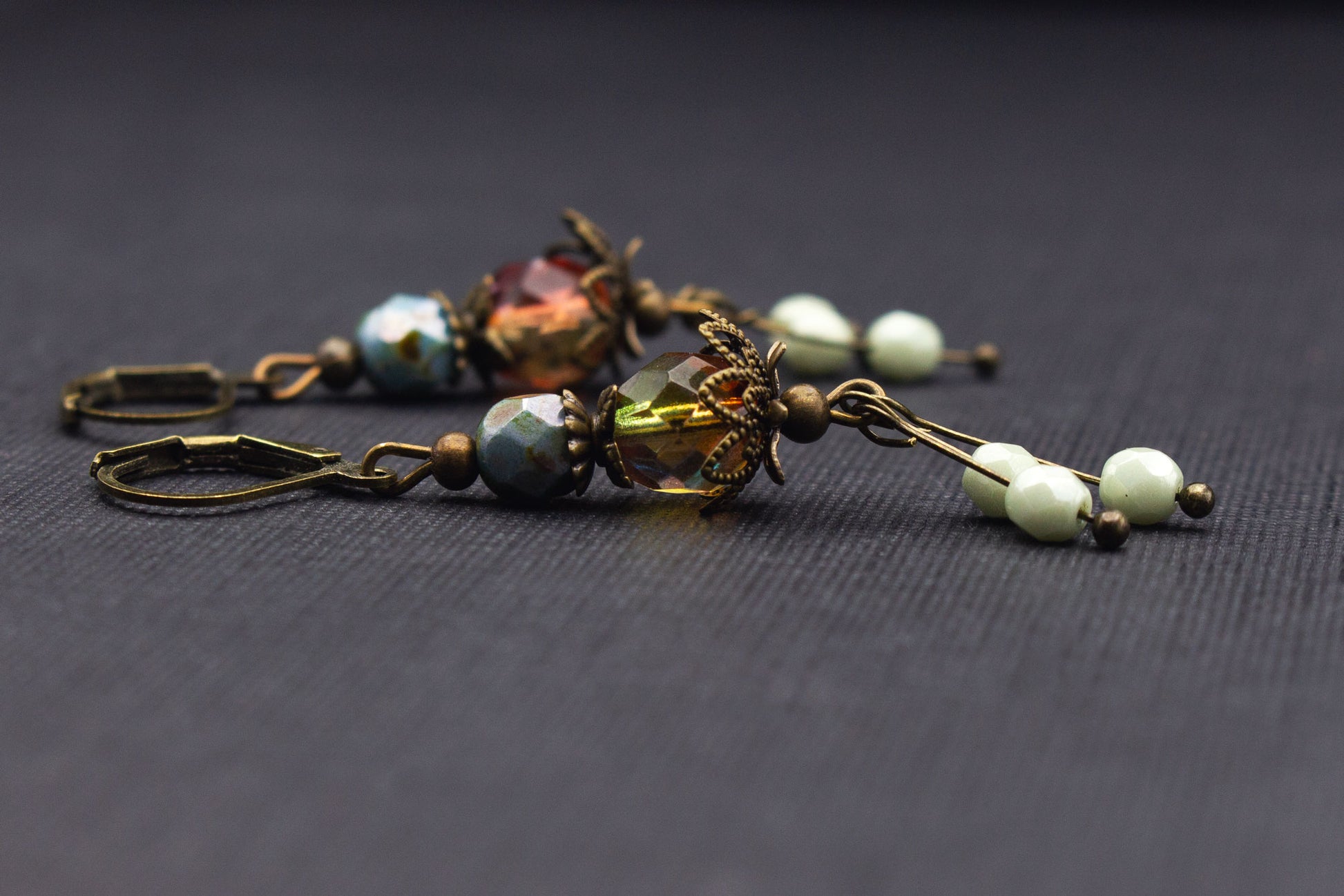 Handgemachte Perlenohrringe Lindgrün Rot – antik-bronzefarbener Schmuck für Frauen