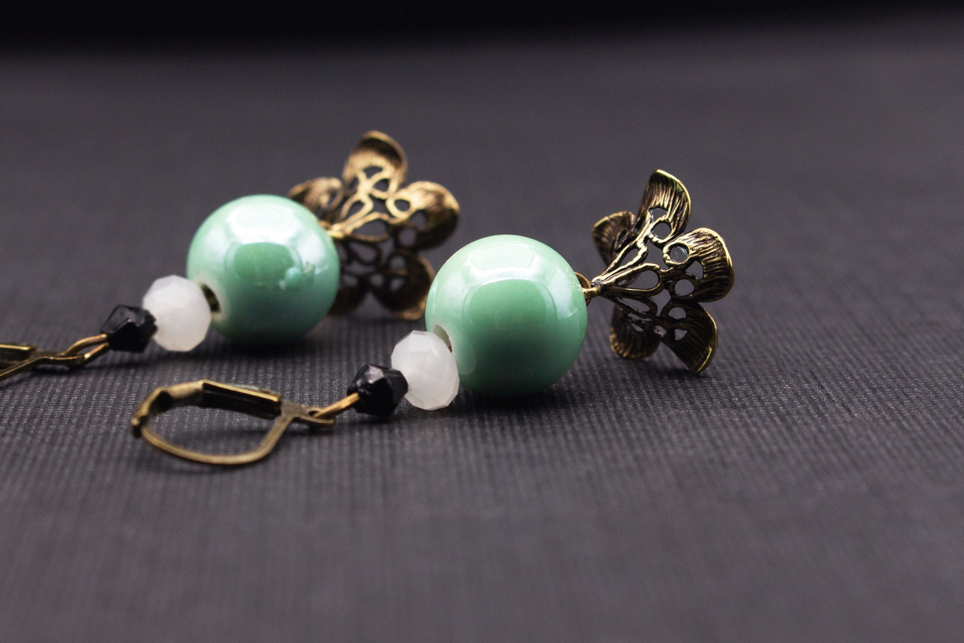 Romantische Ohrringe mit Perlen in Mint und Blättern in Antik-Bronze