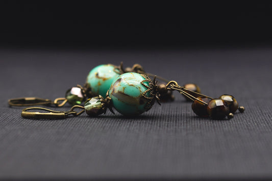 Elegante Ohrringe in Mint und Braun mit marmorierter Perle