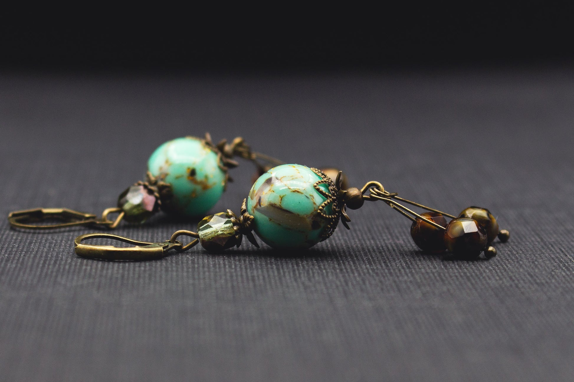 Detailansicht elegante Ohrringe in Mint und Braun mit Glasperlen