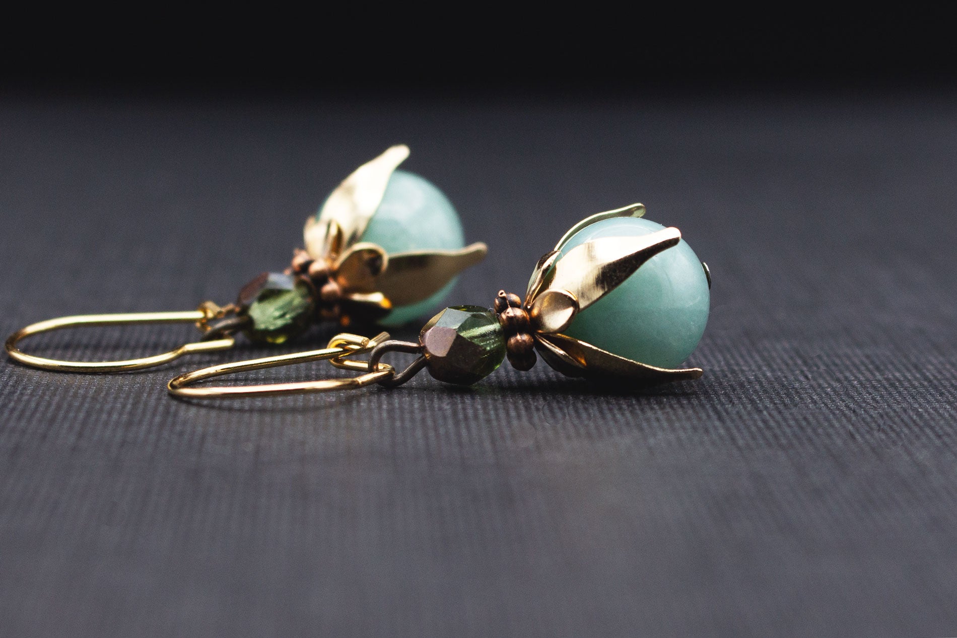 Elegante Ohrringe mit Glasperlen in Mint und Himmelblau an goldfarbenen Creolen
