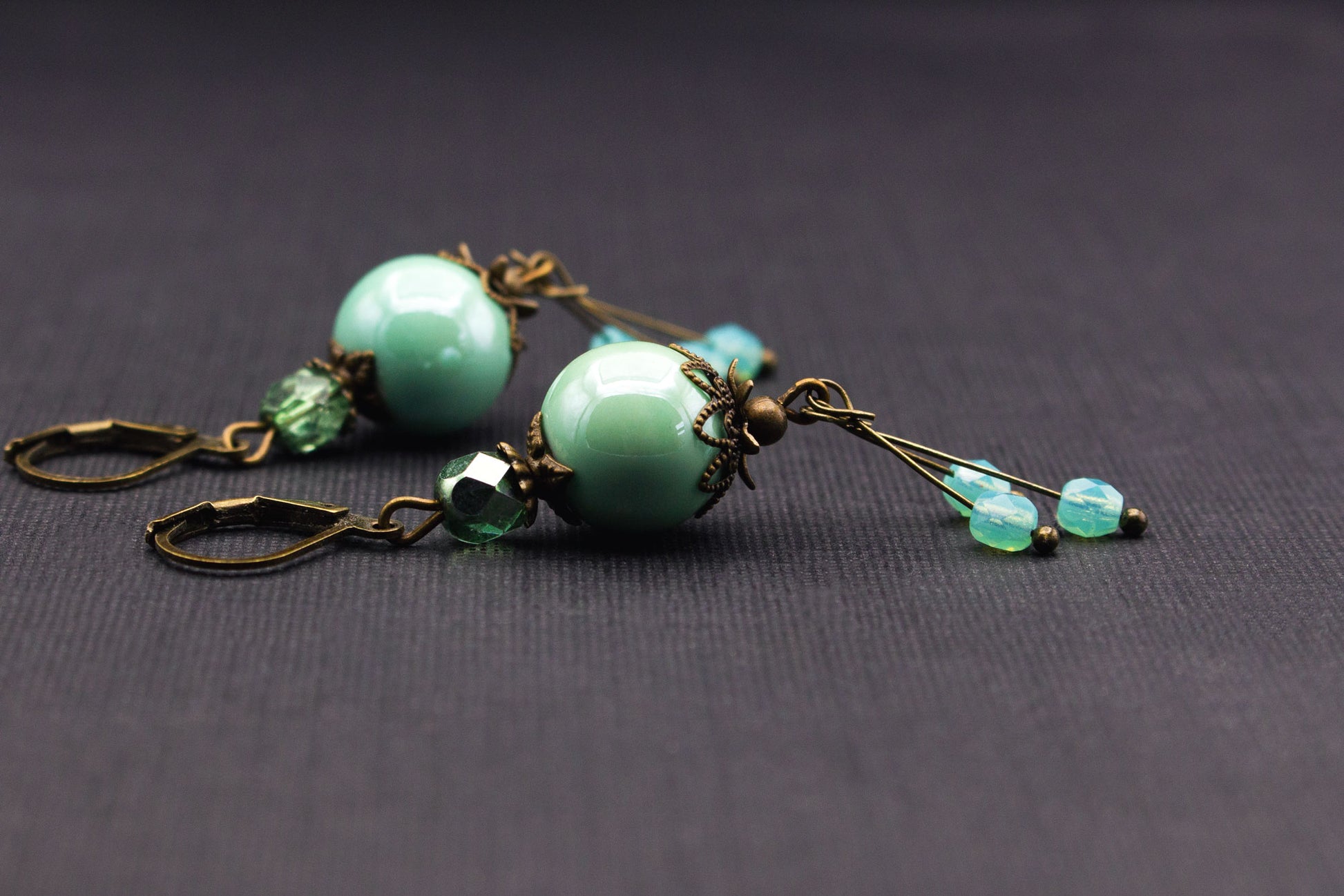 Detailansicht elegante Ohrringe in Mintgrün und Türkis mit Glasperlen