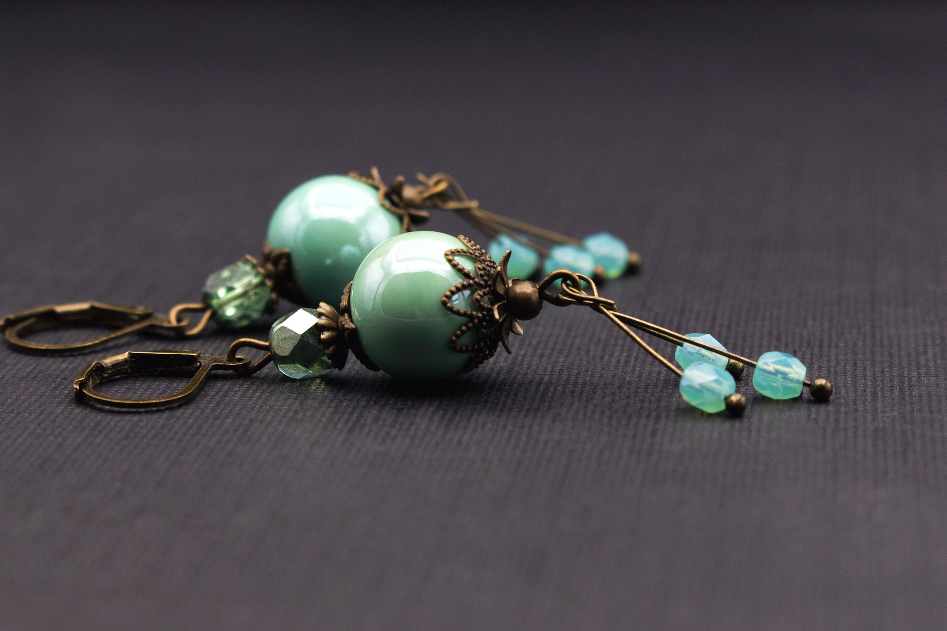 Ohrschmuck mit Keramikperlen in Mint und Glasperlen in Türkis, Antik-Bronze