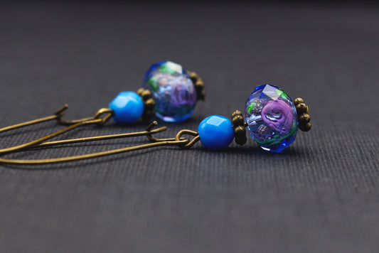 Ohrringe mit zarten Rosenmotiven in Blau und Lila, Antik-Bronze