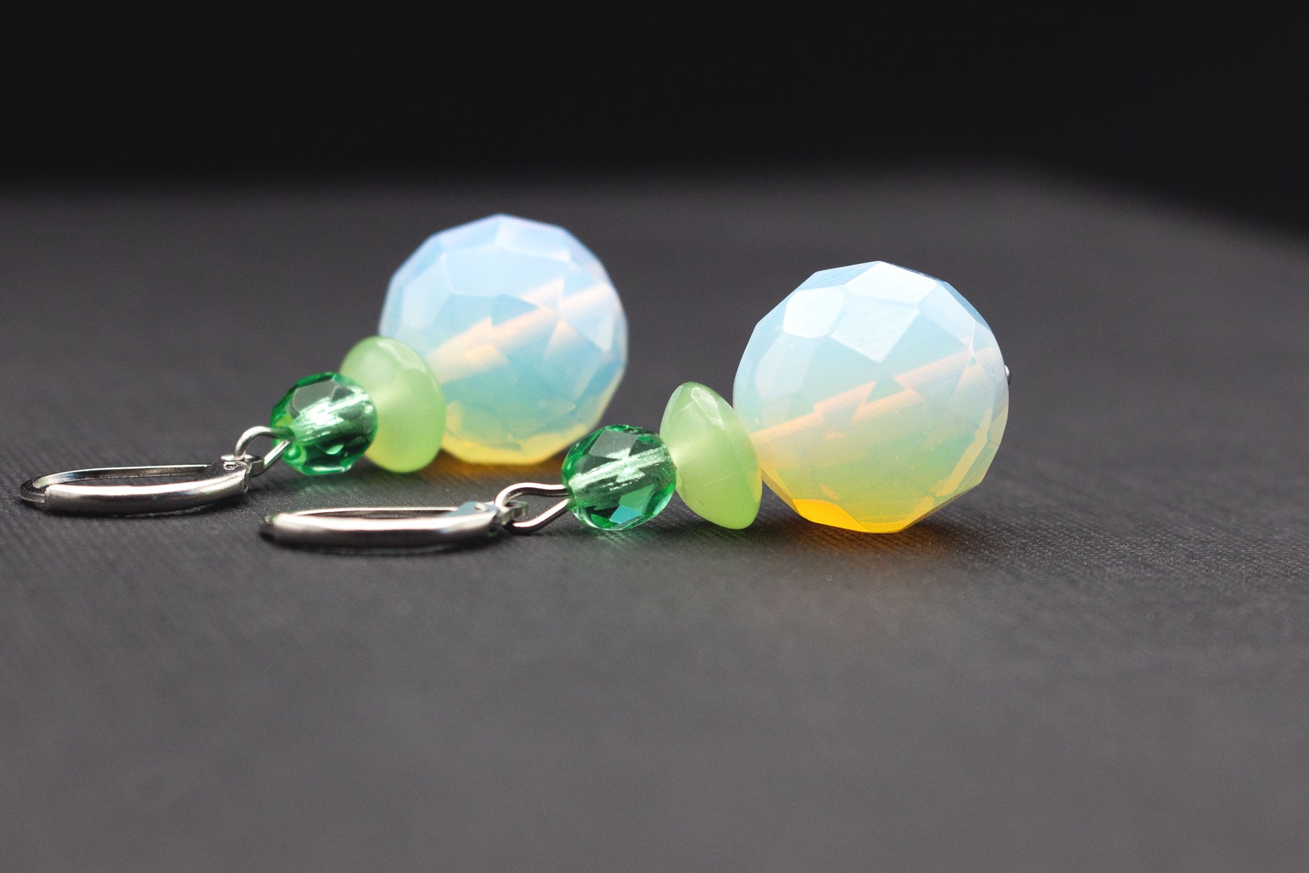 Detailansicht Ohrringe mit Mondperlen in Weiß und Glasperlen in Mint