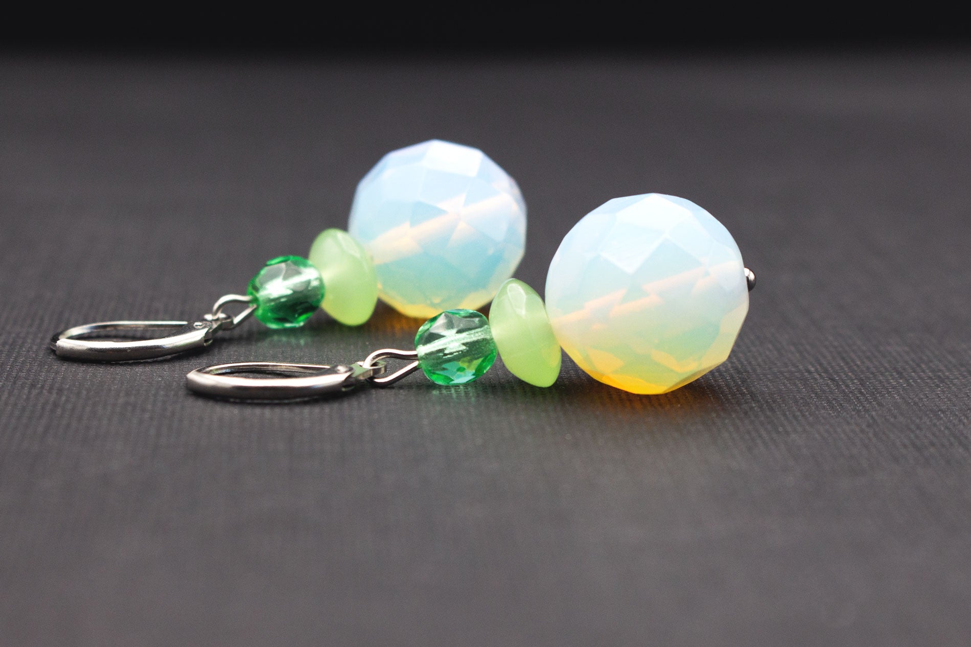 Ohrschmuck mit schimmernden Mondperlen, lindgrünen und mintgrünen Perlen