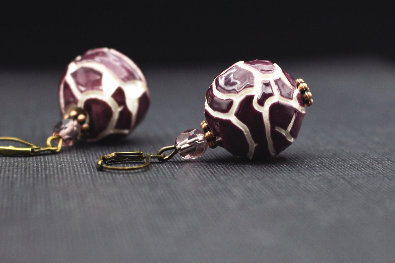 Ohrringe Mosaik Optik mit Keramikperlen in Lila und Kupferrot, eleganter Vintage Schmuck