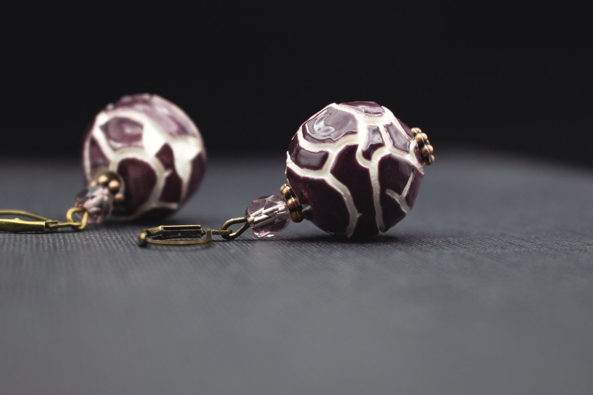 Ausgefallene Ohrringe in Aubergine Lila mit Glasperlen und Kupfer Details
