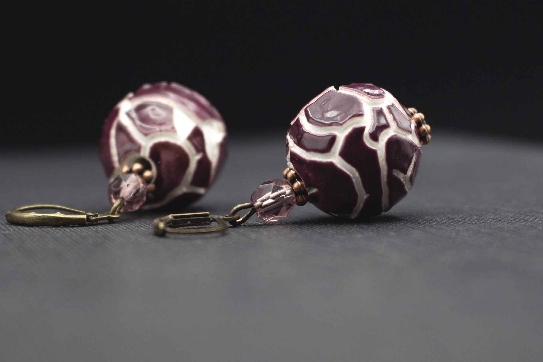 Romantischer Ohrschmuck in Mosaik Optik mit Keramikperlen in Lila und Aubergine
