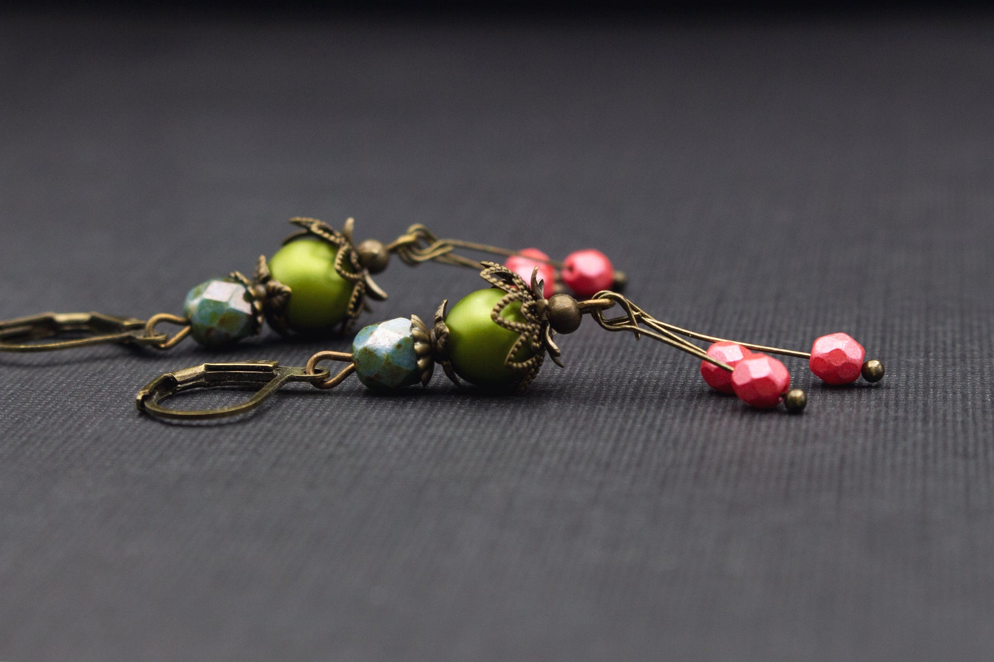 Ohrringe Olivgrün und Fuchsia – romantischer Vintage Schmuck mit Glasperlen