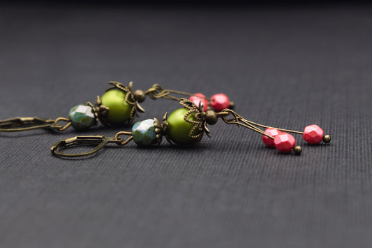 Ohrringe Olivgrün und Fuchsia – romantischer Vintage Schmuck mit Glasperlen