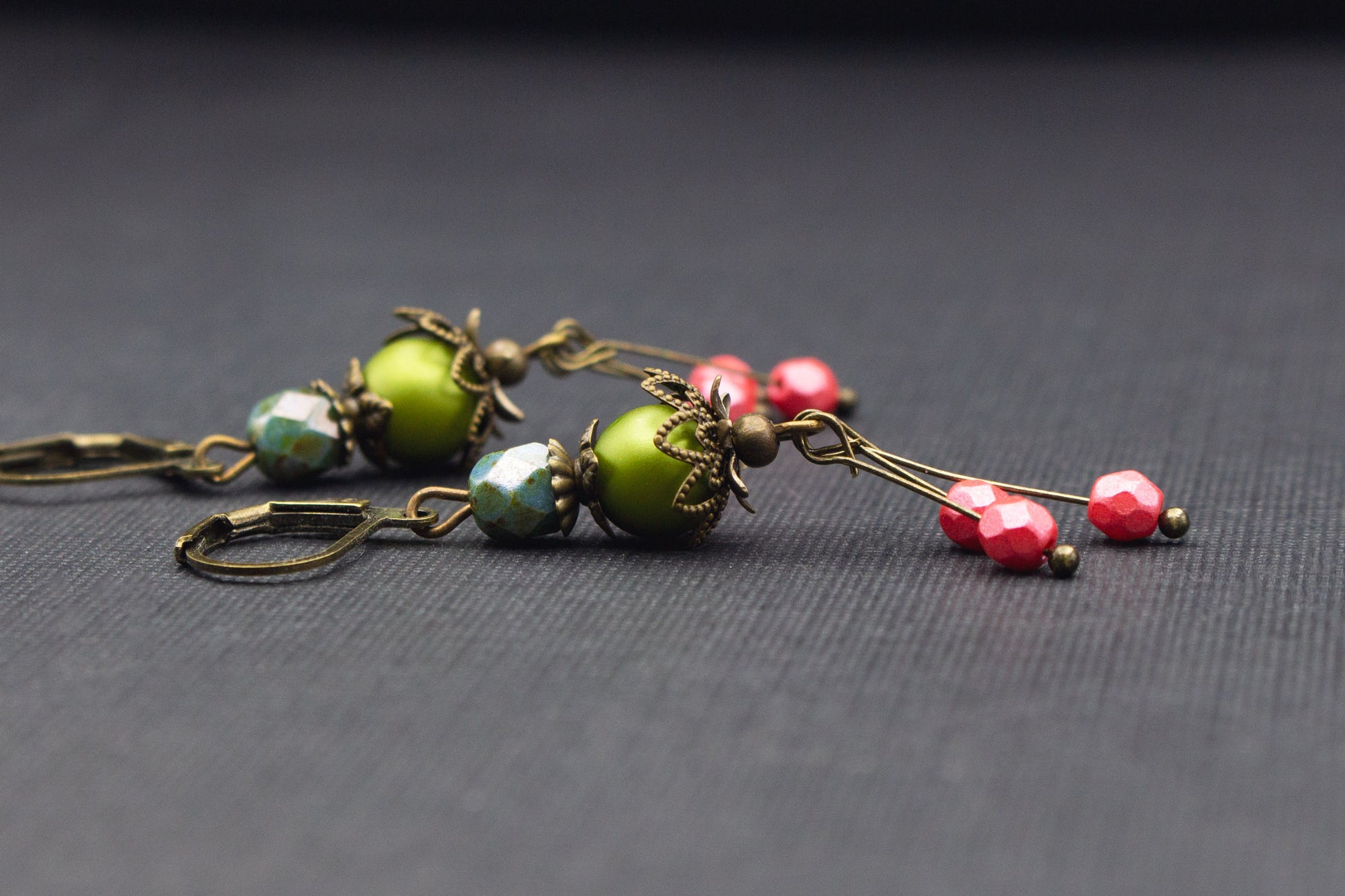 Vintage Ohrringe mit Glasperlen in Olivgrün und Fuchsia – verspielter Schmuck