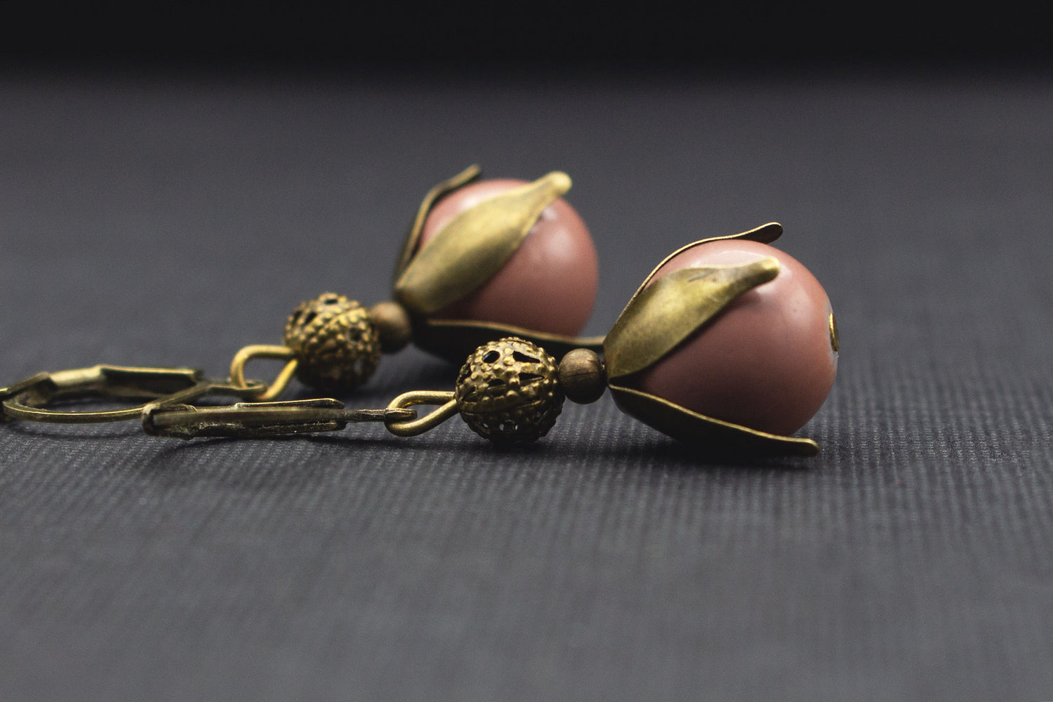 Elegante Ohrringe mit braunen Cappuccino-Perlen und antik bronzefarbenen Details