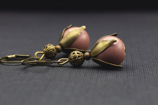 Elegante Ohrringe mit braunen Cappuccino-Perlen und antik bronzefarbenen Details