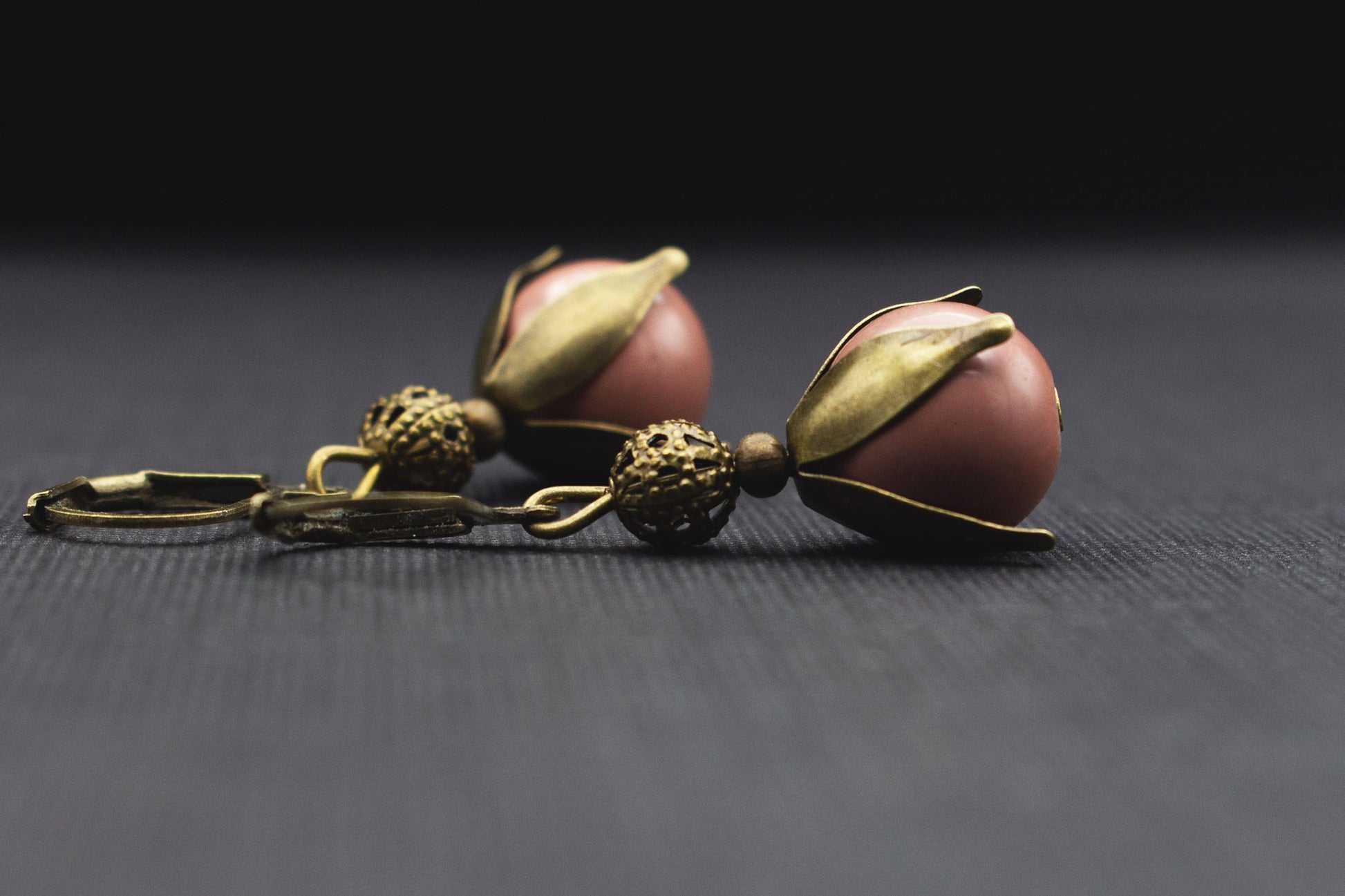 Seitenansicht von Ohrringen mit Cappuccino-braunen Glasperlen und Antik-Bronze