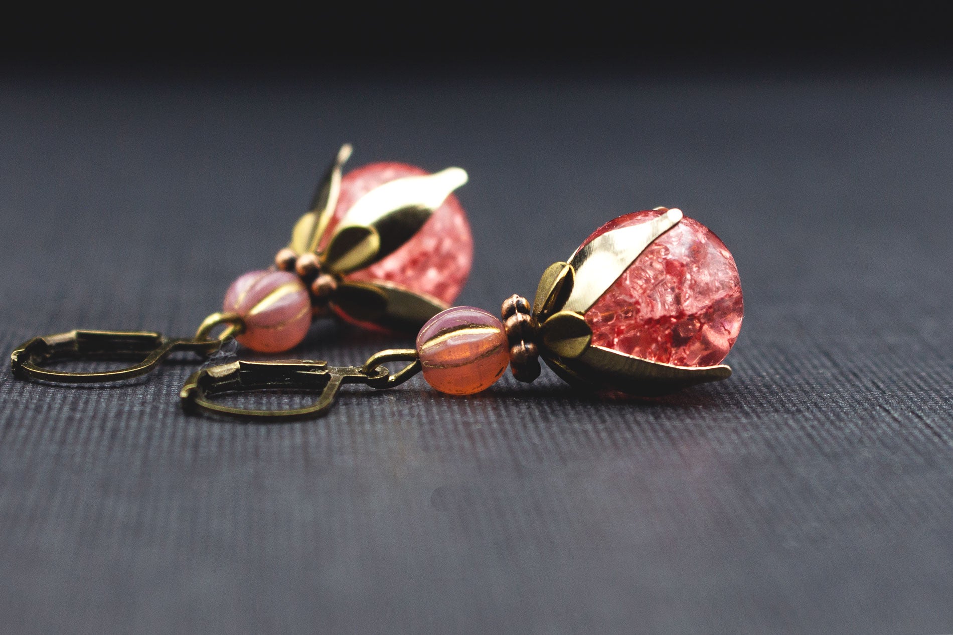 Romantische Ohrringe mit rosa Crackle-Glasperlen, Kürbisperlen in Rosa und goldfarbenen Details
